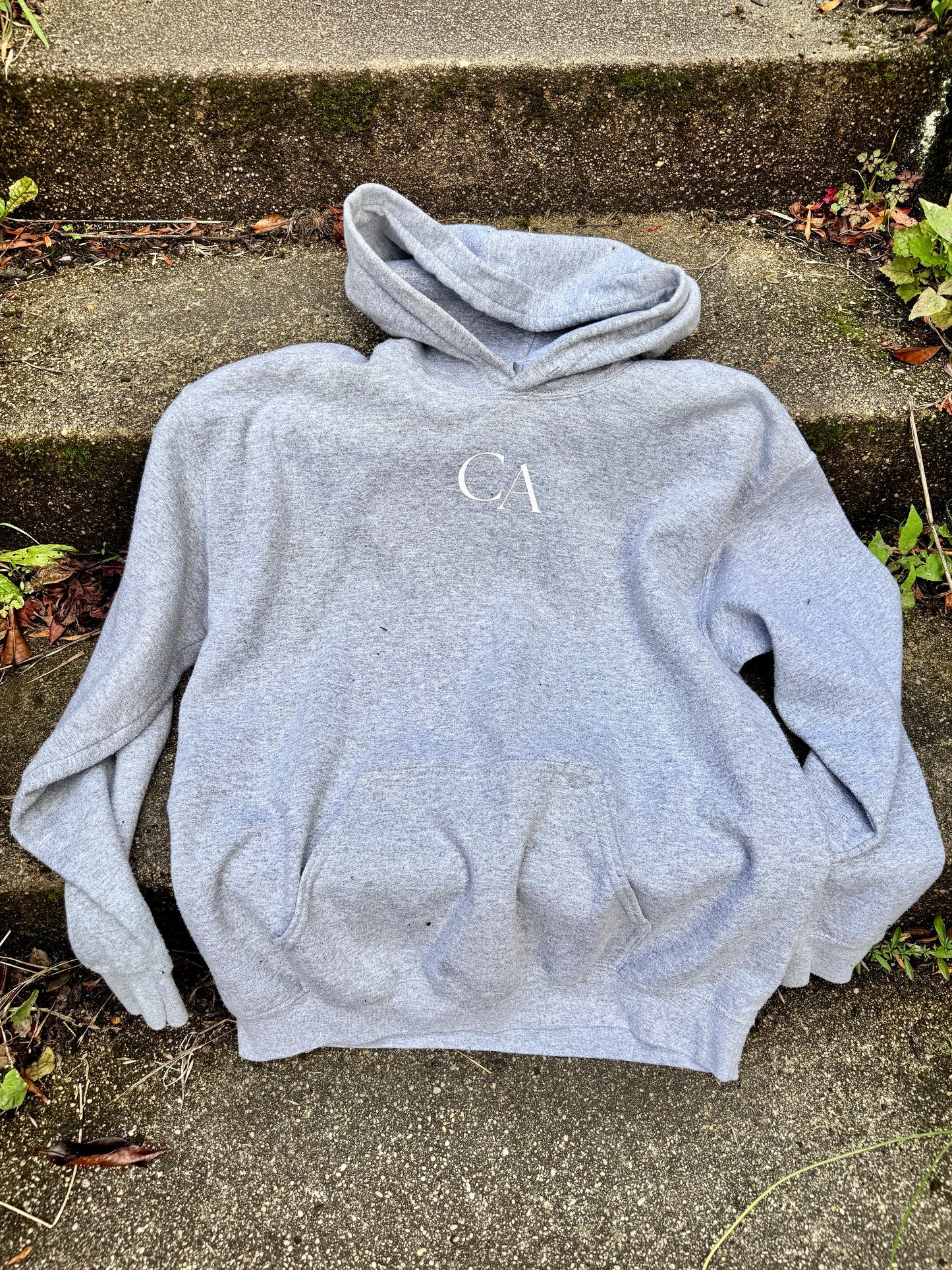 'Proud' hoodie in Sport grey